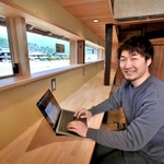 古民家を改装したコワーキングスペースなどを開業する清水健矢さん＝丹波市青垣町大名草