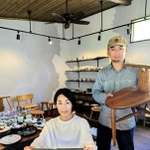 ギャラリーカフェを開いた稲葉崇史さんと妻加奈さん＝ツバメヒュッテ