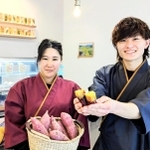 農家がつくる焼き芋店「恋々芋」の店長（右）ら＝丹波篠山市二階町