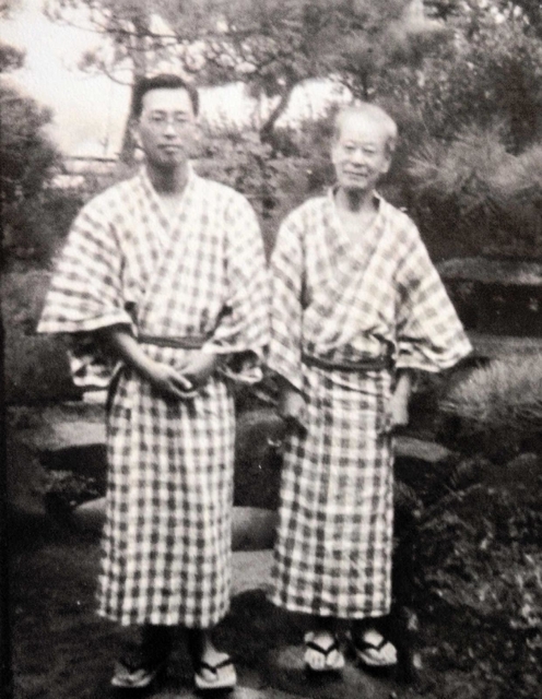 牧野（右）と樋口さんの父・繁一さん（樋口清一さん提供）