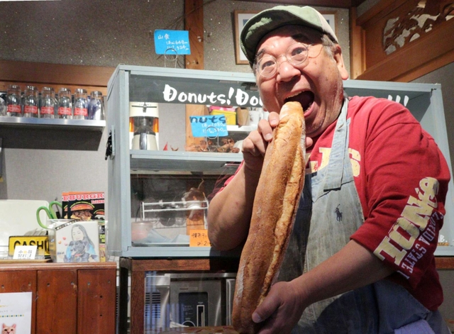 カメラを前におどける三澤孝夫さん。旺盛なサービス精神は、飲食店のプロデュースにも生かされている＝丹波市市島町喜多