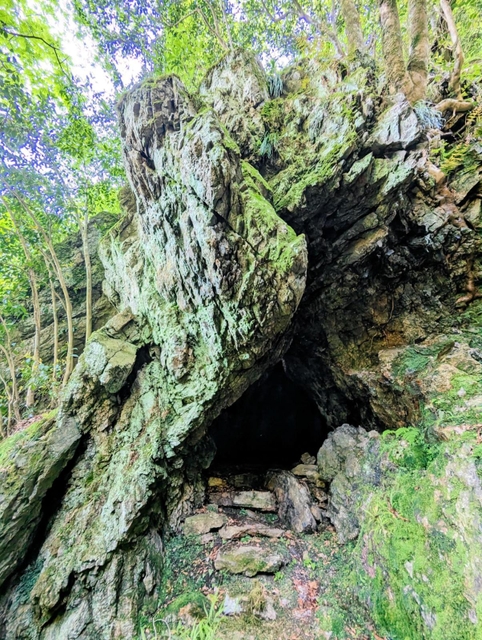 石仏が祭られている「愛染窟」の入り口。天然の岩穴で、中のわき水を飲めば諸病が治るといわれている＝丹波篠山市栗柄