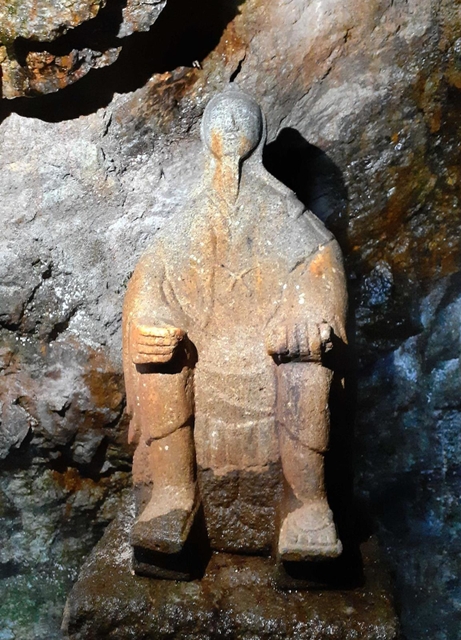 愛染明王像とされていた愛染窟の石仏＝丹波篠山市栗柄