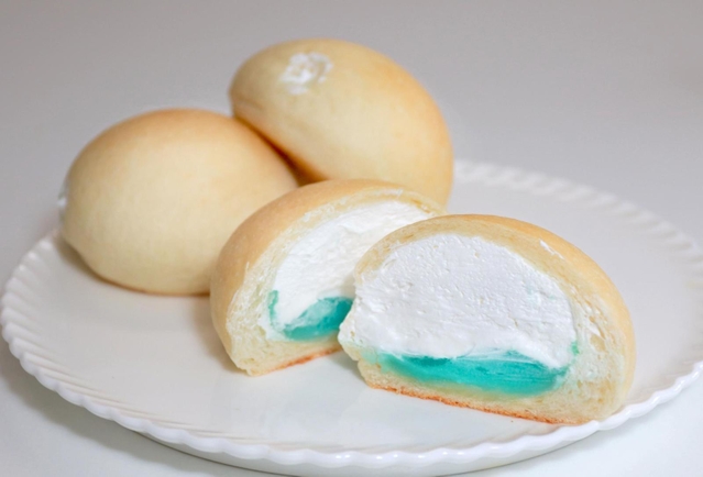 爽やかな青色のあんが目を引く「クリームソーダパン」＝丹波市春日町野村