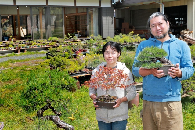 盆栽店をオープンした宮里凜太郎さん、こずえさん夫妻＝丹波市春日町下三井庄