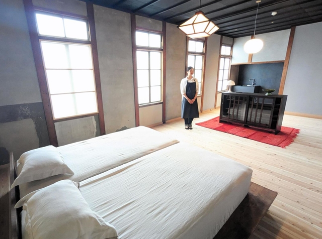 シンプルでモダンな雰囲気の「ロテル・ドゥ・メイ」の寝室＝丹波篠山市立町