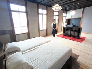 シンプルでモダンな雰囲気の「ロテル・ドゥ・メイ」の寝室＝丹波篠山市立町