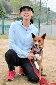 モンキードッグに認定されたモモと飼い主の荒木礼子さん＝丹波篠山市日置