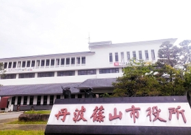 丹波篠山市役所＝丹波篠山市北新町