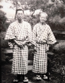 牧野（右）と樋口さんの父・繁一さん（樋口清一さん提供）