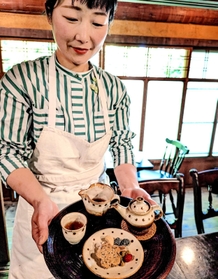 岩茶を手にする店主、小谷咲美さん＝岩茶房丹波ことり