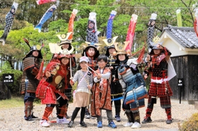 子どもたちとの撮影に応じる甲冑武者隊＝武家屋敷安間家史料館