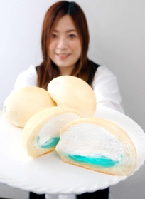 爽やかな青色のあんが目を引く「クリームソーダパン」＝丹波市春日町野村