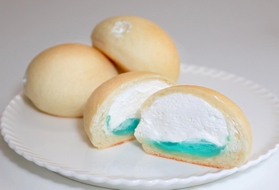 爽やかな青色のあんが目を引く「クリームソーダパン」＝丹波市春日町野村