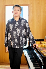 ユーチューバーとして活躍するみやけんさん（丹波の森協会提供）