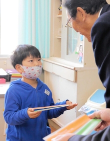 事故防止を願い、篠山警察署と篠山警察友援会からタックルバンドが贈られた＝岡野小学校