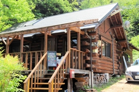 ログハウスを一部改修した店舗の外観＝丹波篠山市味間奥