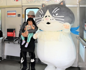 ＪＲ加古川線の乗客と記念撮影に応じるマル＝丹波市山南町池谷
