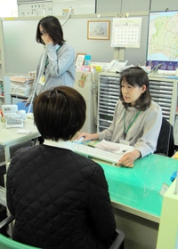 日々、就職に関する相談に対応する職員たち＝丹波市春日町黒井
