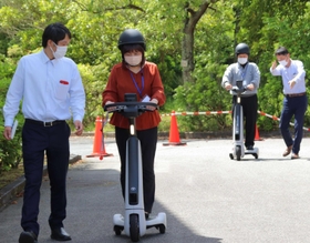 電動三輪車に乗り、恐る恐る走らせる参加者ら＝丹波の森公苑