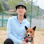 モンキードッグに認定されたモモと飼い主の荒木礼子さん＝丹波篠山市日置