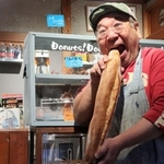 カメラを前におどける三澤孝夫さん。旺盛なサービス精神は、飲食店のプロデュースにも生かされている＝丹波市市島町喜多