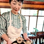 岩茶を手にする店主、小谷咲美さん＝岩茶房丹波ことり