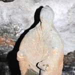 愛染窟の石像＝丹波篠山市栗柄