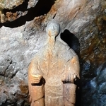 愛染明王像とされていた愛染窟の石仏＝丹波篠山市栗柄