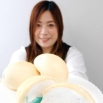 爽やかな青色のあんが目を引く「クリームソーダパン」＝丹波市春日町野村