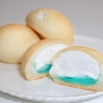 爽やかな青色のあんが目を引く「クリームソーダパン」＝丹波市春日町野村