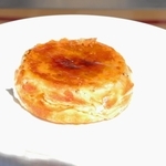 新名物の春夏仕様「冷やし無回転焼き」。最後に表面をあぶって提供している＝丹波篠山市西木之部