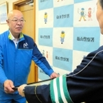 感謝状を受け取る原田宏通さん＝１５日、篠山署