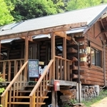 ログハウスを一部改修した店舗の外観＝丹波篠山市味間奥