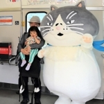 ＪＲ加古川線の乗客と記念撮影に応じるマル＝丹波市山南町池谷