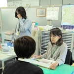 日々、就職に関する相談に対応する職員たち＝丹波市春日町黒井