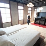 シンプルでモダンな雰囲気の「ロテル・ドゥ・メイ」の寝室＝丹波篠山市立町