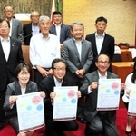 新たに始める出張型の意見交換会の取り組みをアピールする丹波市議たち＝丹波市氷上町成松、同市議会議場