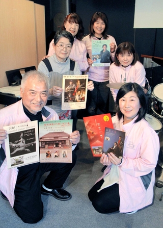 イベントの開催で協力するサカイエンタープライズのメンバーや音楽愛好家ら＝丹波篠山市大山宮