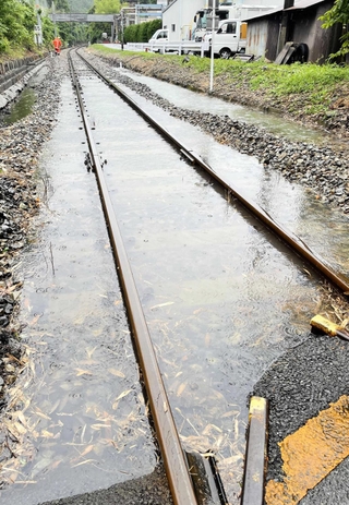 水がたまったＪＲ加古川線の線路＝丹波市山南町谷川