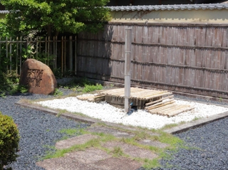 豪雨被害をまぬがれた井戸「椿寿天湶（ちんじゅてんせん）」。仕込み水が湧き出ており、神聖な場所とされている＝丹波市市島町中竹田、西山酒造場