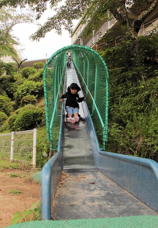 運動場への移動でジャンボすべり台を使う児童＝西紀北小学校