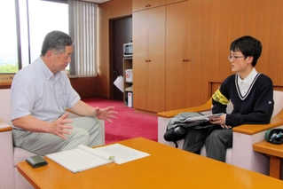 丹波市の林時彦市長にインタビューする柏原中学校２年の西山瑠人さん＝丹波市役所