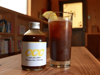 香り豊かなクラフトコーラと後味すっきりのエスプレッソが組み合わさった、「クラフトコーラ・コーヒー」＝丹波市氷上町絹山