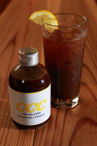 香り豊かなクラフトコーラと後味すっきりのエスプレッソが組み合わさった、「クラフトコーラ・コーヒー」＝丹波市氷上町絹山