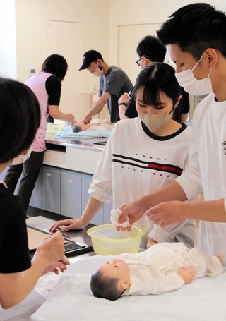 子どもの入浴のさせ方を学ぶ夫婦＝丹波市氷上町石生