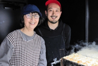たこ焼きを焼く井本亮子さん（左）と足立遥紀さん親子＝丹波市氷上町賀茂