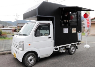 あだちのたこ焼きのキッチンカー＝丹波市氷上町賀茂