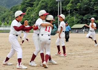 勝利し、抱き合って喜ぶ味間少年野球団ナイン＝丹波市春日町下三井庄、春日総合運動公園