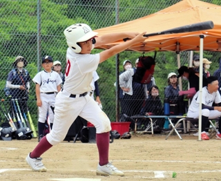 本塁打を放つ味間の小前主将＝丹波市春日町下三井庄、春日総合運動公園